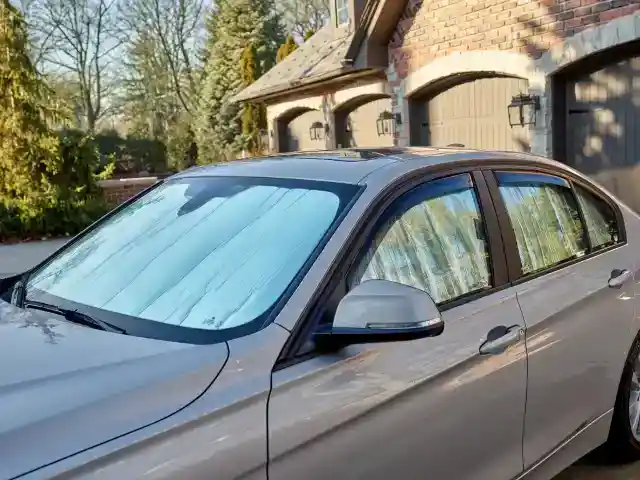 サンシェードで車内を涼しく保つ