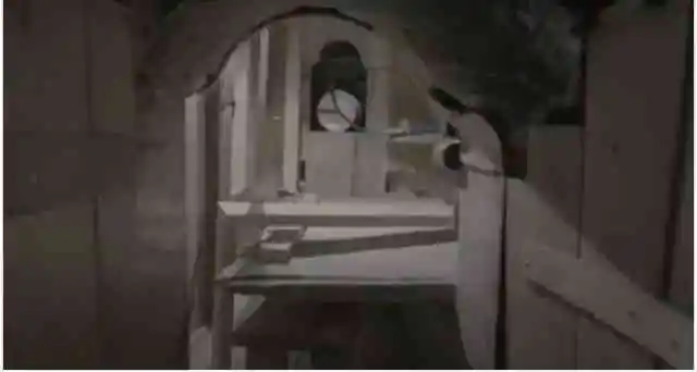 Het openen van de grafkamer