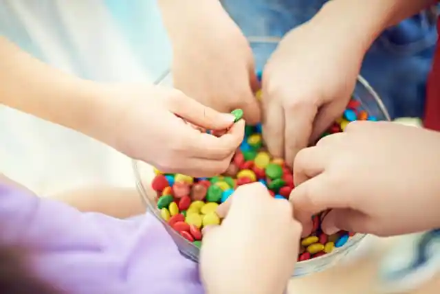 Relatives pilfer from the candy bowl, only to notice a sign in the front yard, leading them to recognize their error.