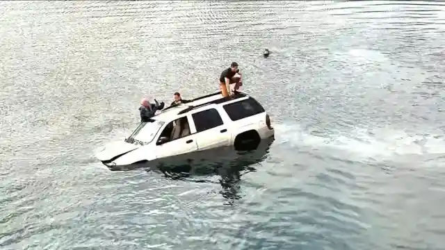 水没する車から脱出する方法