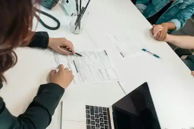 Emily와 Sarah의 여정이 시작됩니다