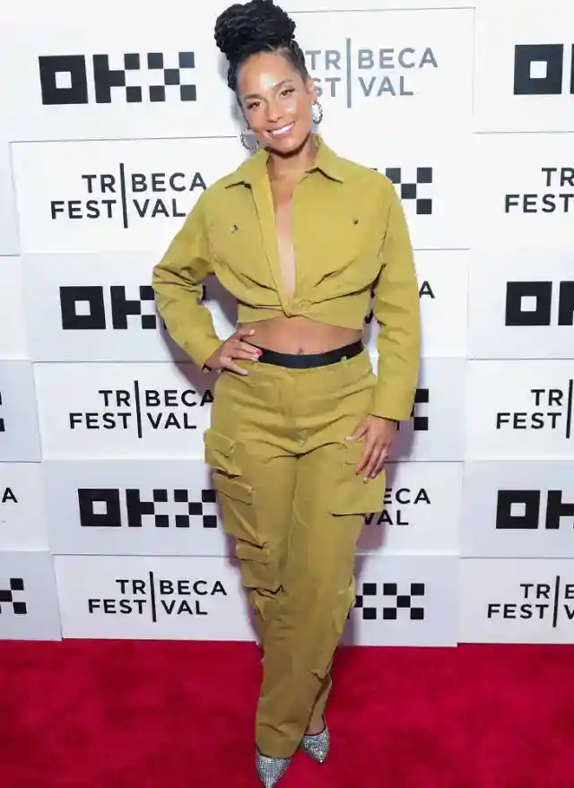 Alicia Keys – 5’6, 125 Lbs