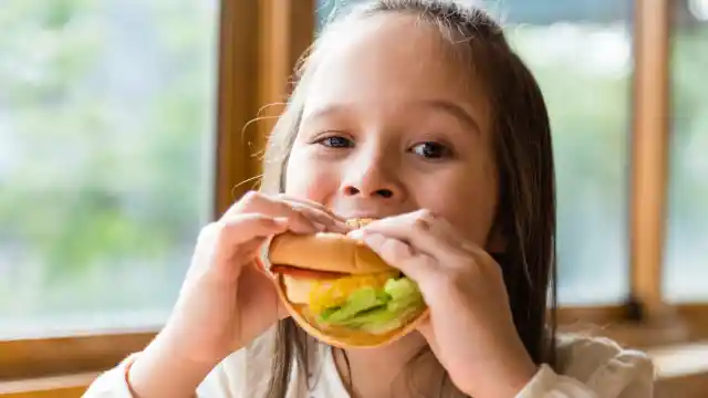 Dad Discovers the Heartbreaking Reason His Daughter's Lunchbox Always Comes Home Full