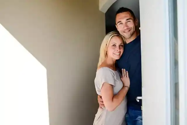 Husband Recognizes The Delivery Woman Trying To Enter The house And Realizes The Mistake