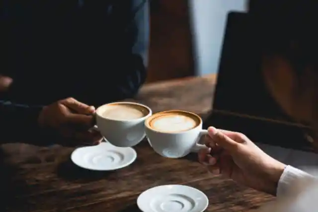 Server Gives Teen A Cup With A Message When She Sees What Her Dad Ordered