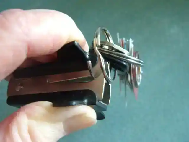キーリングを開けるのにホッチキスのリムーバーを使う