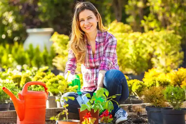 Kids Keep Stepping On Woman's Lawn Unaware She's An Ex-Marine