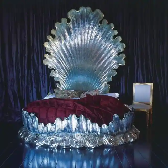 Clamshell Bed