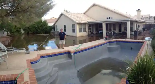 El hombre y su piscina