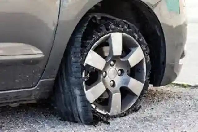 タイヤがバーストした時の対処法