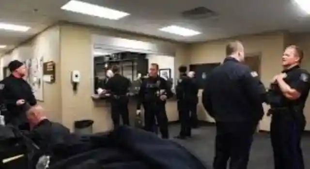 14. 捜査官たちの疑念