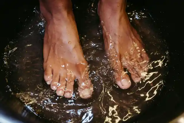 Using a Vinegar Foot Soak to Help with Common Skin and Foot Problems
