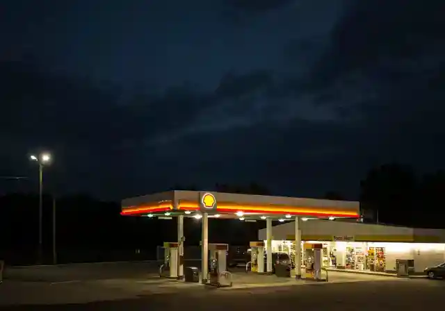 2. 주유소의 밤