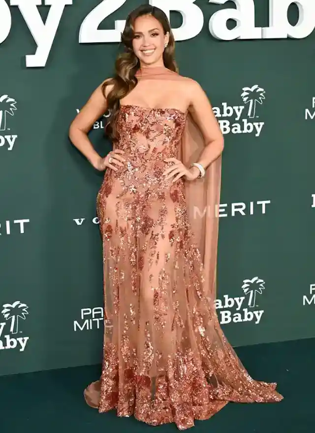 Jessica Alba – 5’7, 121 Lbs