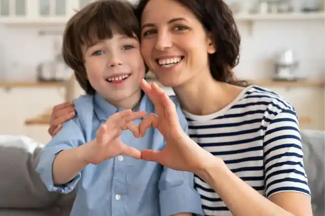 Niño Se Sienta Con Hombre Que Se Parece A Su Difunto Padre, Madre Se Fija Y Le Dice Que