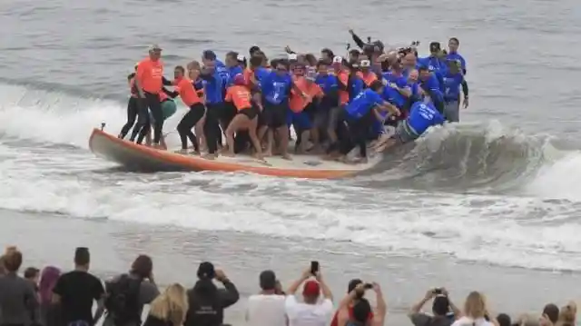 Tabla de surf gigante > Barco pequeño