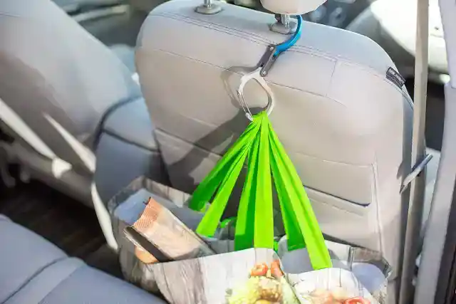 카라비너 훅으로 뒷좌석 공간 확보하기
