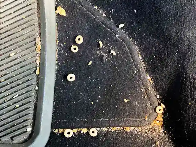 食べこぼしを防いで車内を清潔に保つ