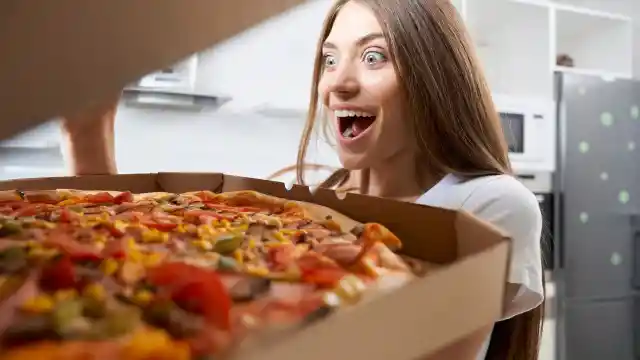 Husband's Weekly Pizza Ritual Revealed by Surprising Note in the Box