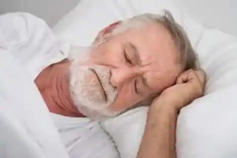 침대에 누운 노인