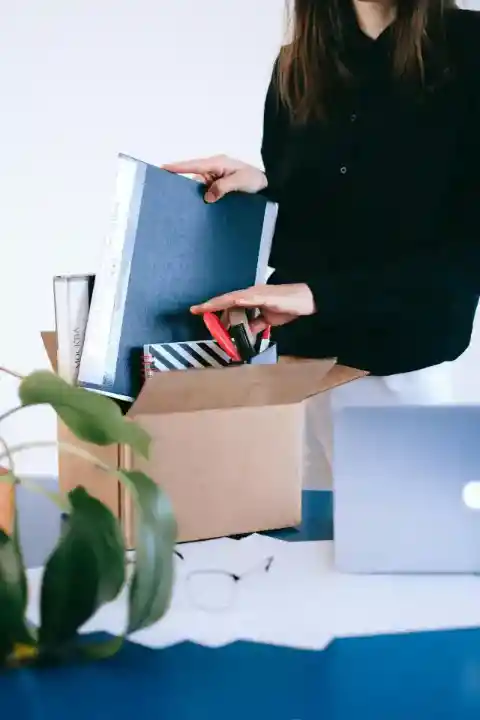 표지판을 돌려주며