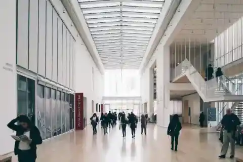 Emily는 여전히 보이지 않았다