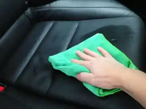 가죽 시트에 자연스러운 광택 주기