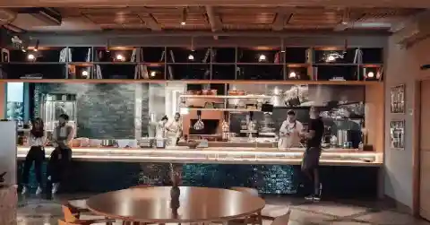 聞き耳を立てる