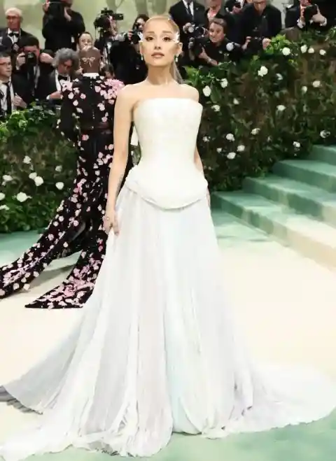 Ariana Grande – 5’1, 90 Lbs