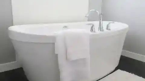 긴장된 손놀림