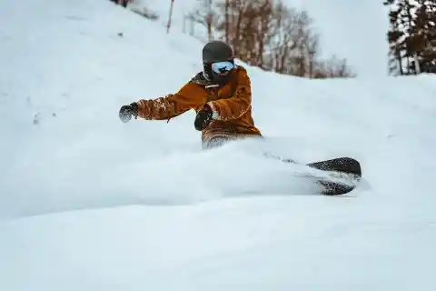How to Stay Safe When Going Snowboarding