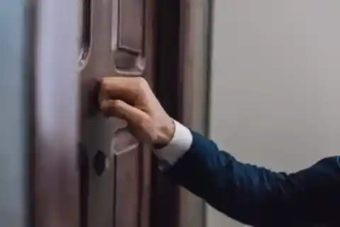 아무도 문을 열지 않았다