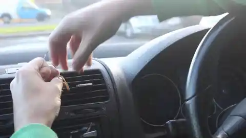 Turn Rubber Bands Into a DIY Phone Holder
