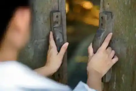 더럽혀진 벽들