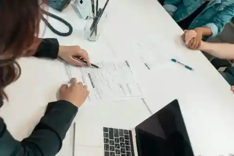 Emily와 Sarah의 여정이 시작됩니다