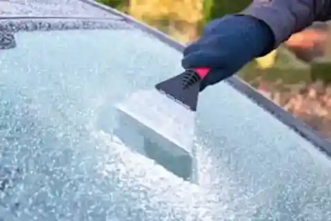 フロントガラスの氷を溶かす簡単な方法