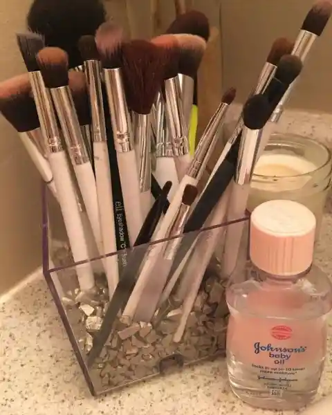 Makeup brush cleaner