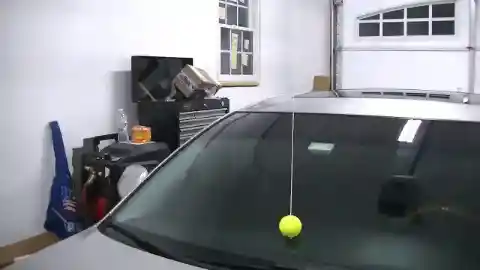 テニスボールで完璧なガレージ駐車をサポート