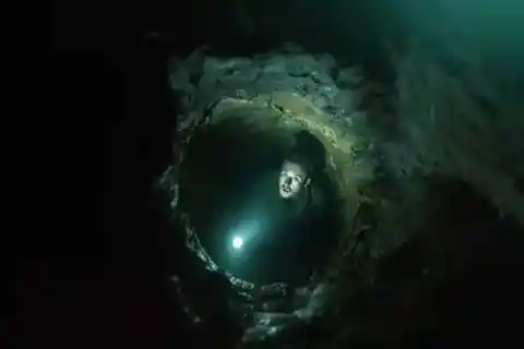 地下の奥にて