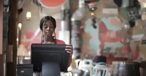 注意深く見守る