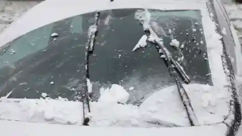 靴下でワイパーを氷から守ろう