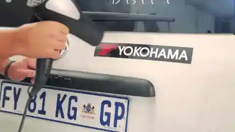 헤어드라이어로 범퍼 스티커 제거하기