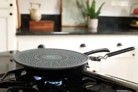 This Splatter Screen Fits Most Pans
