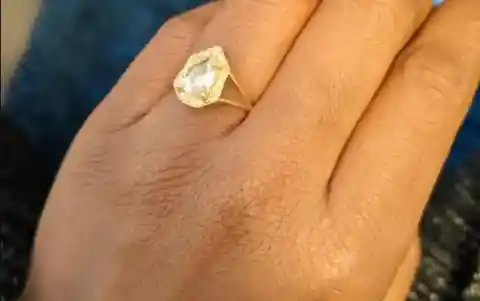 彼女はそれを調べている