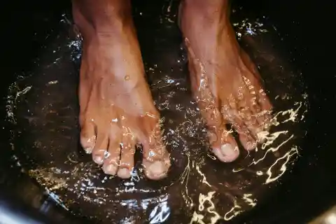 Using a Vinegar Foot Soak to Help with Common Skin and Foot Problems