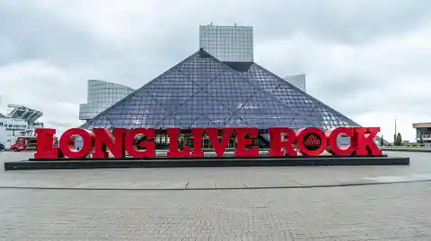 Où se trouve exactement le Rock and Roll Hall of Fame ?