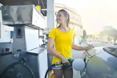 寒い時間帯に給油するべし