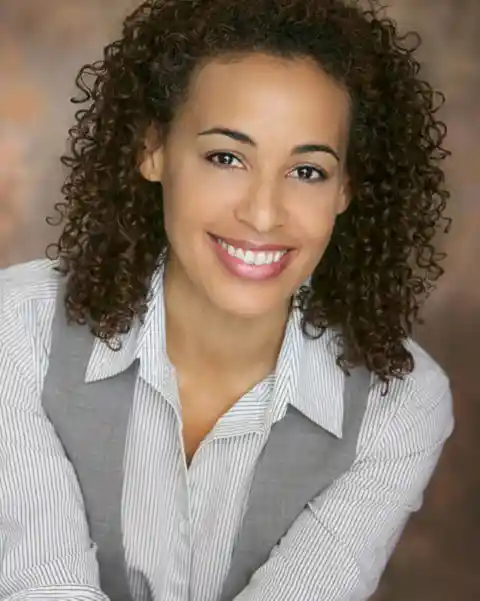 Stephanie Mello as Cynthia Sumner