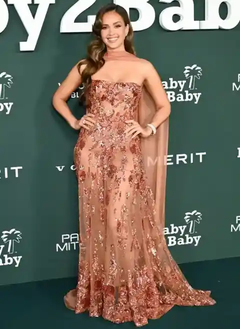 Jessica Alba – 5’7, 121 Lbs