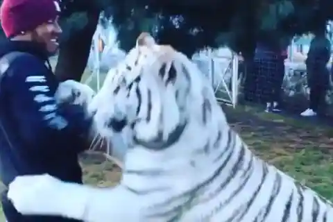 息をのむ観客たち